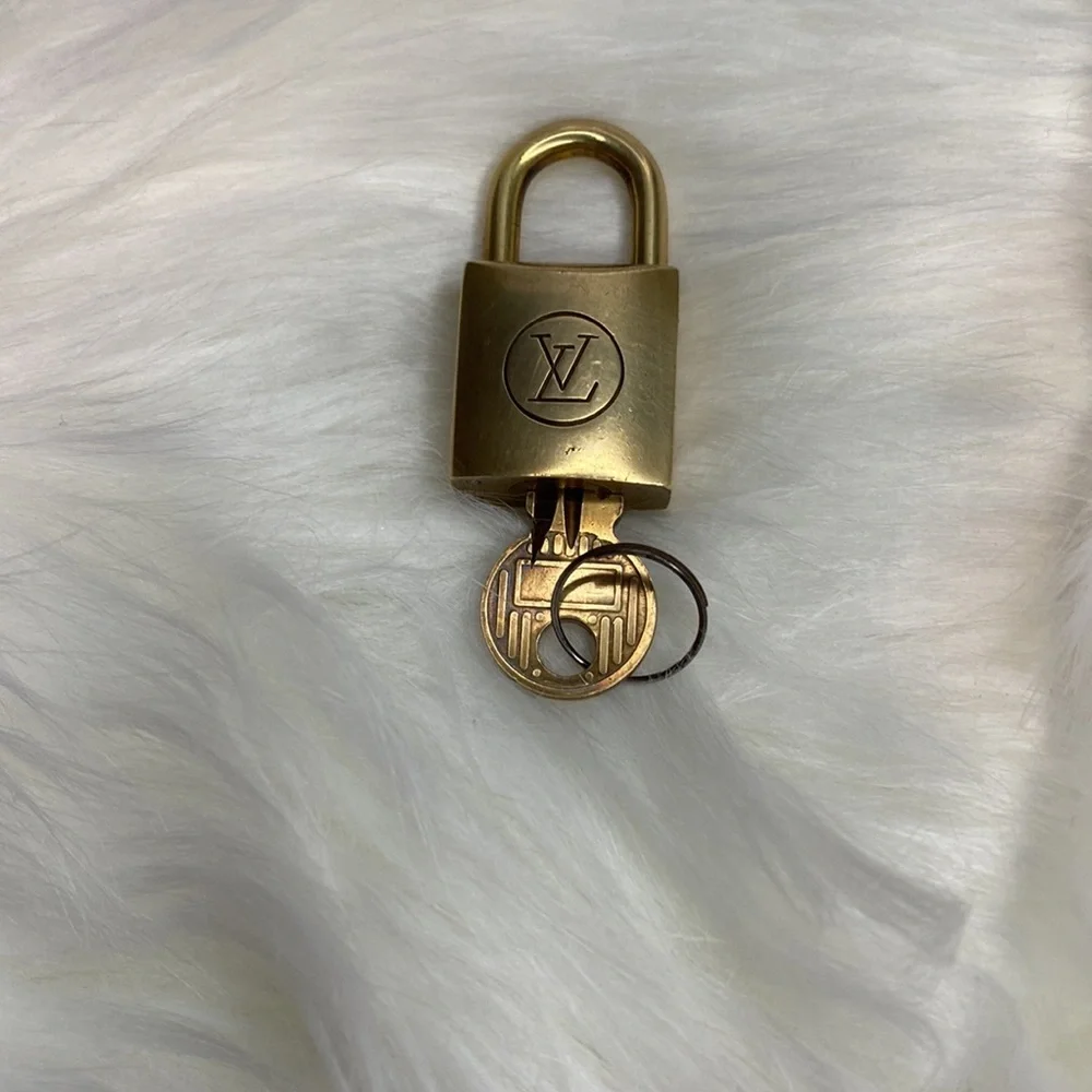 VINTAGE LV LOCK & KEY #225 - Picture 2 of 3